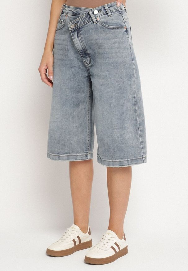 Born2be - Niebieskie Szorty Jeansowe Bermudy z Asymetrycznym Zapięciem Liladea. Okazja: na co dzień. Kolor: niebieski. Materiał: jeans. Długość: długie. Styl: elegancki, casual