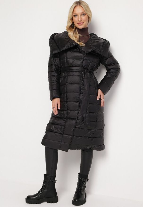 Born2be - Czarna Kurtka Pikowana Płaszcz za Kolano z Szerokim Kołnierzem Clerania. Kolor: czarny. Wzór: aplikacja