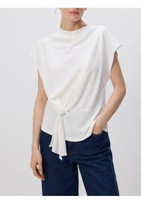 Reserved - Gładka bluzka z modalem - złamana biel. Materiał: tkanina. Wzór: gładki