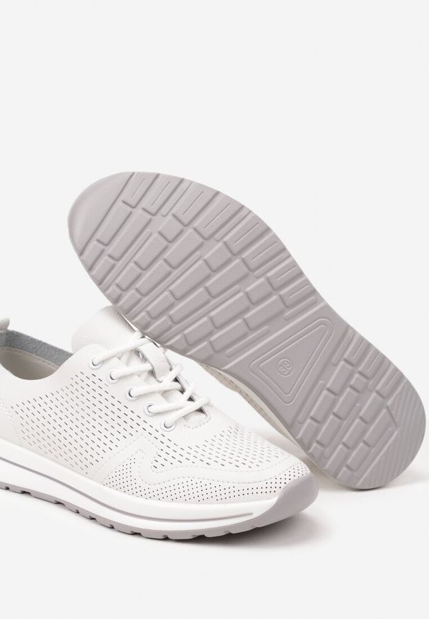 Renee - Białe Skórzane Buty Sportowe na Płaskiej Podeszwie ze Skórzaną Wkładką Ozdobione Perforacją Falali. Okazja: na co dzień. Kolor: biały. Materiał: skóra. Wzór: aplikacja. Obcas: na płaskiej podeszwie