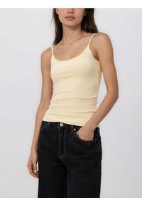 Reserved - Gładki top na ramiączkach - jasnożółty. Kolor: żółty. Materiał: dzianina. Długość rękawa: na ramiączkach. Wzór: gładki #1