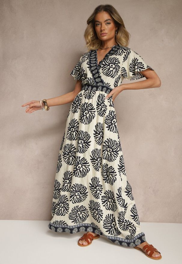 Renee - Niebieska Sukienka w Print Boho z Wiskozy Rozkloszowana z Dekoltem V Palarina. Typ kołnierza: dekolt w kształcie V. Kolor: niebieski. Materiał: wiskoza. Wzór: nadruk. Sezon: lato. Typ sukienki: rozkloszowane. Styl: boho