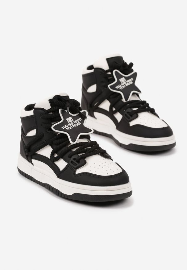 Born2be - Biało-Czarne Sneakersy z Wysoką Cholewka na Płaskiej Podeszwie z Gwiazdą Savilia. Okazja: na co dzień. Nosek buta: okrągły. Zapięcie: sznurówki. Kolor: biały. Szerokość cholewki: normalna. Wzór: aplikacja. Wysokość cholewki: przed kolano. Materiał: jeans. Sezon: wiosna, jesień. Obcas: na płaskiej podeszwie