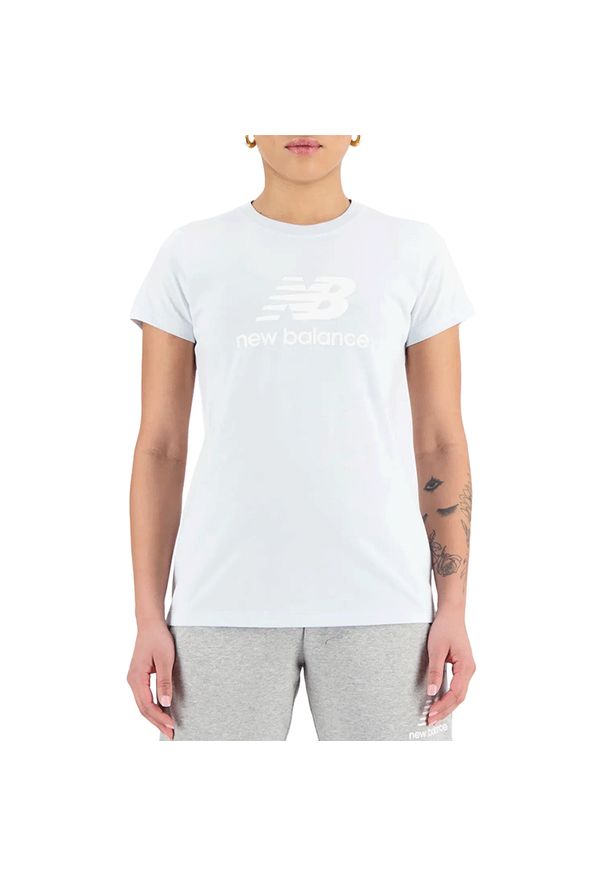 Koszulka New Balance WT31546IB - niebieska. Kolor: niebieski. Materiał: materiał, bawełna, poliester. Długość rękawa: krótki rękaw. Długość: krótkie. Wzór: napisy