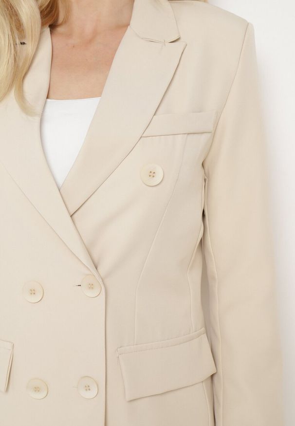 Born2be - Jasnobeżowa Marynarka z Długimi Rękawami i Ozdobnymi Klapami Kaimas. Okazja: na co dzień. Kolor: beżowy. Materiał: tkanina. Długość rękawa: długi rękaw. Długość: długie. Wzór: gładki. Styl: casual, elegancki