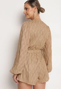 Born2be - Ciemnobeżowy Kombinezon o Kopertowym Kroju Zdobiony Błyszczącą Nitką i Wiązany w Pasie Venvina. Kolor: beżowy. Materiał: skóra. Wzór: aplikacja. Styl: elegancki #4