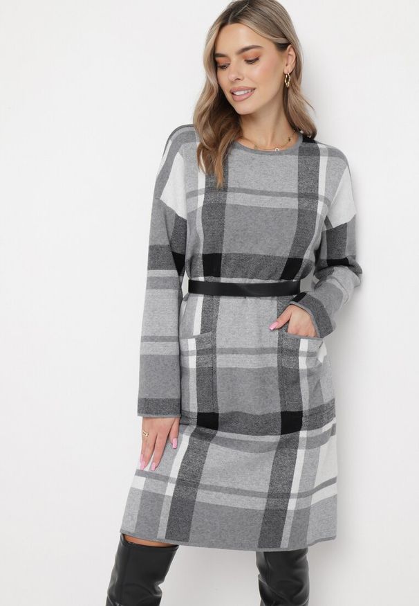 Born2be - Szara Sukienka Midi Sweterkowa w Szeroką Kratę Firmia. Kolekcja: plus size. Kolor: szary. Materiał: bawełna, wiskoza. Typ sukienki: dla puszystych, oversize. Styl: klasyczny, elegancki. Długość: midi
