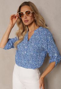 Renee - Jasnoniebieska Asymetryczna Bluzka z Wiskozy i z Guziczkami Orlvina. Kolor: niebieski. Materiał: wiskoza. Styl: elegancki