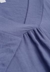Renee - Niebieska Wiskozowa Sukienka Pudełkowa z Dekoltem w Serek Noludig. Typ kołnierza: dekolt w serek. Kolekcja: plus size. Kolor: niebieski. Materiał: wiskoza. Typ sukienki: dla puszystych #3