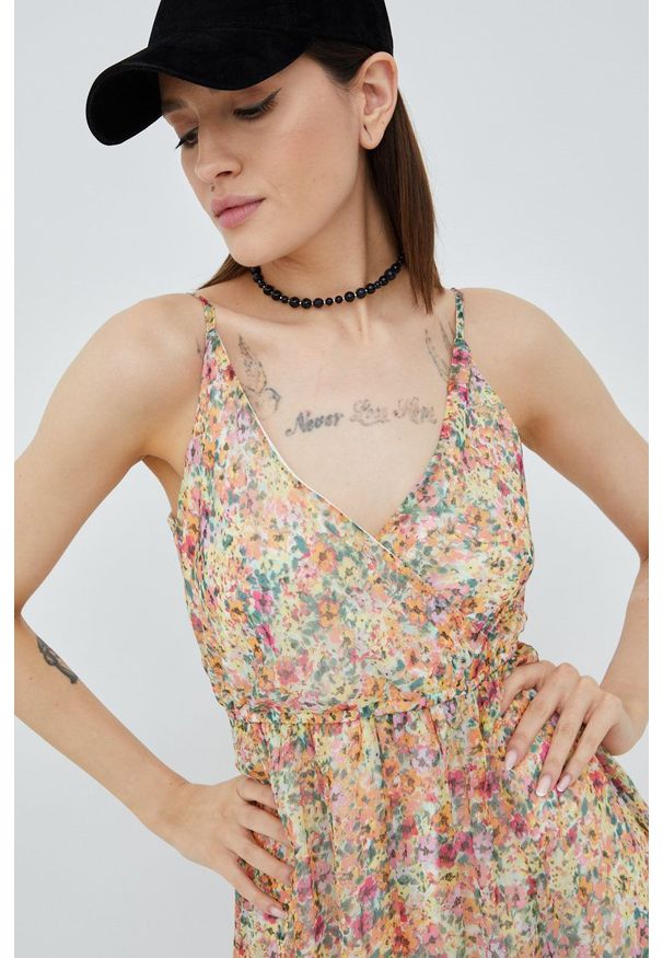 Vero Moda sukienka kolor różowy maxi rozkloszowana. Kolor: różowy. Materiał: poliester, tkanina. Długość rękawa: na ramiączkach. Typ sukienki: rozkloszowane. Długość: maxi