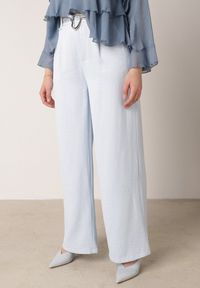 Born2be - Niebieskie Szerokie Spodnie z Wysokim Stanem z Domieszką Bawełny i Geometryczną Klamrą Syliteia. Okazja: na co dzień. Stan: podwyższony. Kolor: niebieski. Materiał: bawełna. Wzór: geometria. Styl: casual #8