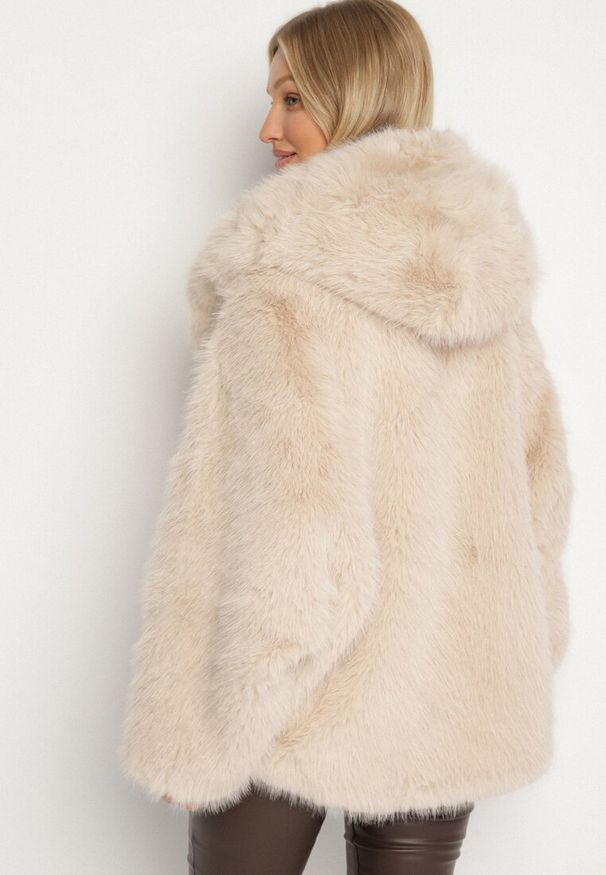Born2be - Beżowa Kurtka Futerko Oversize z Kapturem Unillea. Okazja: na co dzień. Typ kołnierza: kaptur. Kolor: beżowy. Materiał: futro. Styl: elegancki, casual