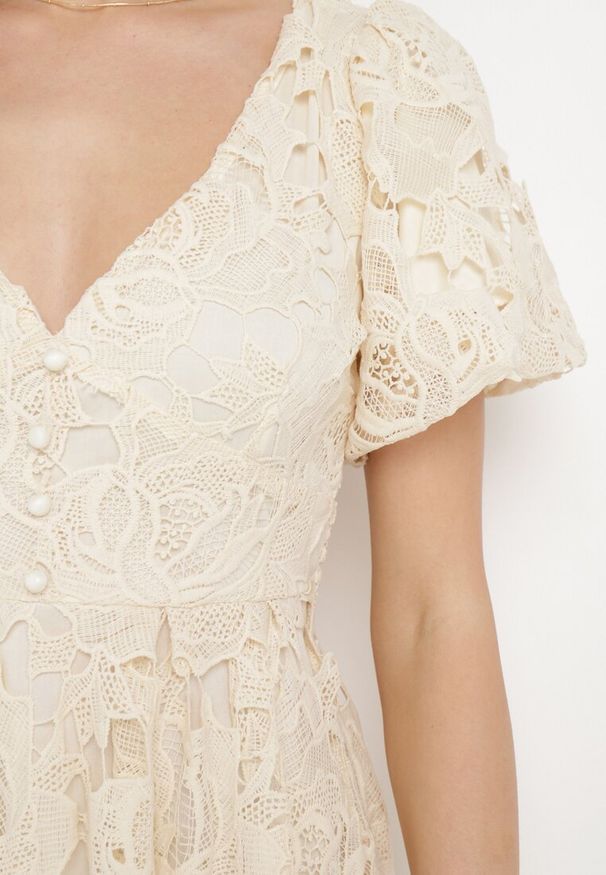 Born2be - Jasnobeżowa Sukienka Koronkowa z Krótkim Bufiastym Rękawem Ulessa. Okazja: na imprezę. Kolor: beżowy. Materiał: koronka