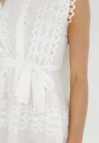 Born2be - Biała Sukienka Lastharpia. Kolor: biały. Materiał: tkanina, materiał, koronka. Długość rękawa: bez rękawów. Wzór: jednolity, koronka. Typ sukienki: rozkloszowane. Styl: boho. Długość: mini #5