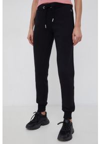 Superdry Spodnie damskie kolor czarny gładkie. Kolor: czarny. Materiał: dzianina. Wzór: gładki