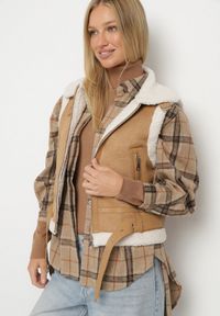 Born2be - Beżowa Rockowa Kamizelka z Futerkiem Typu Baranek i Klamerką Tiodora. Okazja: na co dzień. Kolor: beżowy. Materiał: futro. Wzór: aplikacja. Styl: rockowy #4