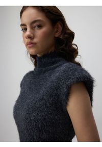 Reserved - Kamizelka z golfem - ciemnoszary. Typ kołnierza: golf. Kolor: szary. Materiał: dzianina #1