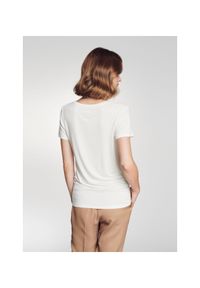 Ochnik - Kremowy T-shirt damski z wilgą. Kolor: biały. Materiał: wiskoza. Wzór: aplikacja #4