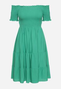 Born2be - Zielona Bawełniana Sukienka z Hiszpańskim Dekoltem z Szerokimi Falbanami na Dole Bliria. Okazja: na co dzień, na spacer. Typ kołnierza: dekolt hiszpanka. Kolor: zielony. Materiał: bawełna. Sezon: lato. Typ sukienki: rozkloszowane. Styl: casual, wakacyjny, elegancki #3