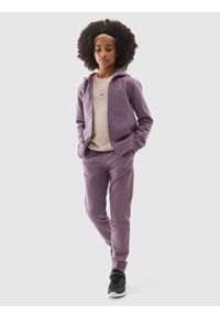 4F JUNIOR - Spodnie dresowe joggery dziewczęce - fioletowe. Okazja: na co dzień. Kolor: fioletowy. Materiał: dresówka. Wzór: gładki, ze splotem. Styl: casual, sportowy