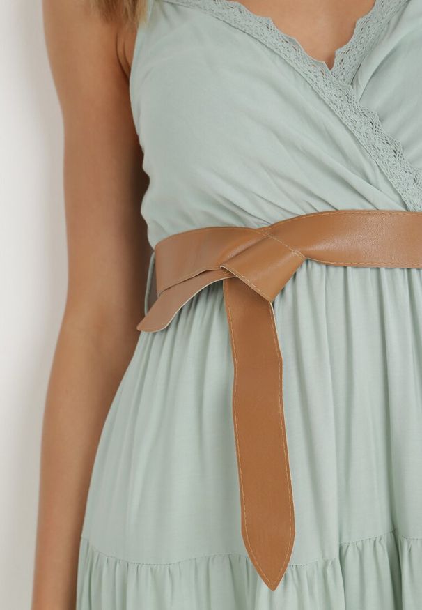 Born2be - Miętowa Sukienka z Paskiem Maerea. Typ kołnierza: dekolt kopertowy. Kolor: miętowy. Wzór: gładki. Typ sukienki: rozkloszowane, kopertowe. Materiał: koronka. Długość rękawa: na ramiączkach. Sezon: lato. Styl: boho. Długość: maxi