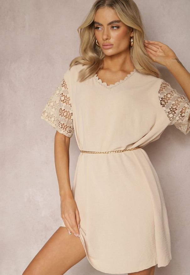 Renee - Beżowa Pudełkowa Sukienka Mini z Koronkowymi Wykończeniami Oirelyn. Kolor: beżowy. Materiał: koronka. Sezon: lato. Długość: mini