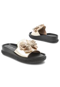 Klapki damskie S.Barski, cholewka ze skóry naturalnej licowej wsuwany fason szeroki pasek z przodu ozdobna kokarda, złote, KV61-6061. Kolor: złoty. Materiał: skóra #6