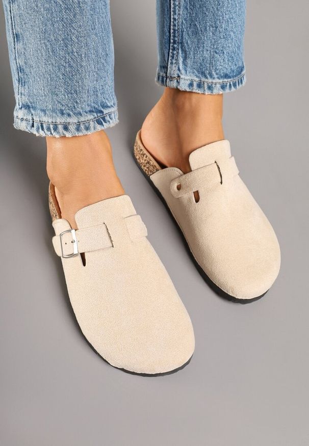 Renee - Beżowe Klapki Typu Chodaki z Ekozamszu Zdobione Sprzączką Amustana. Okazja: na co dzień. Kolor: beżowy. Materiał: jeans. Wzór: aplikacja. Styl: casual, elegancki