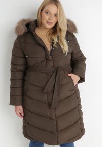 Born2be - Brązowa Kurtka Pikowana z Wiązanym Paskiem Manne. Kolekcja: plus size. Kolor: brązowy. Materiał: materiał, futro. Długość rękawa: długi rękaw. Długość: długie #1