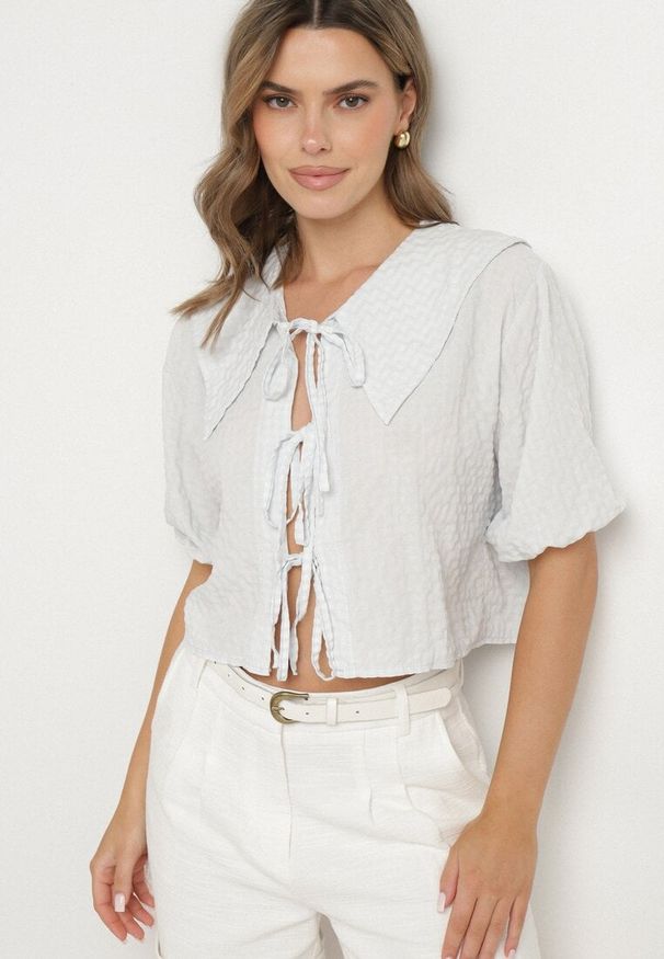 Born2be - Jasnoniebieska Bluzka z Wiskozą w Kratę z Wiązaniem Radellis. Okazja: na co dzień. Kolor: niebieski. Materiał: wiskoza. Styl: casual, elegancki