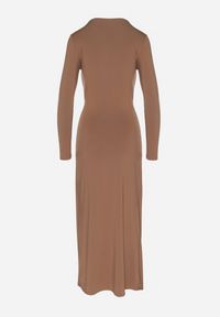 Born2be - Brązowa Sukienka z Efektownym Marszczeniem i Rozcięciem z Wiskozą Kliheria. Okazja: na co dzień. Kolor: brązowy. Materiał: wiskoza. Długość rękawa: długi rękaw. Styl: klasyczny, casual, elegancki #7