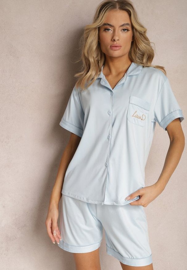Renee - Jasnoniebieski Komplet Piżamowy z Krótką Koszulą z Napisem i Szortami Finetta. Kolor: niebieski. Materiał: satyna. Długość: krótkie. Wzór: napisy
