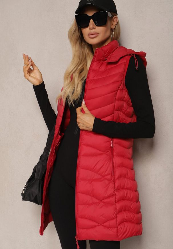 Renee - Czerwona Kamizelka Pikowana z Kieszeniami i Odpinanym Kapturem Sailenne. Okazja: na spacer. Kolor: czerwony. Materiał: bawełna, jeans. Styl: elegancki, sportowy