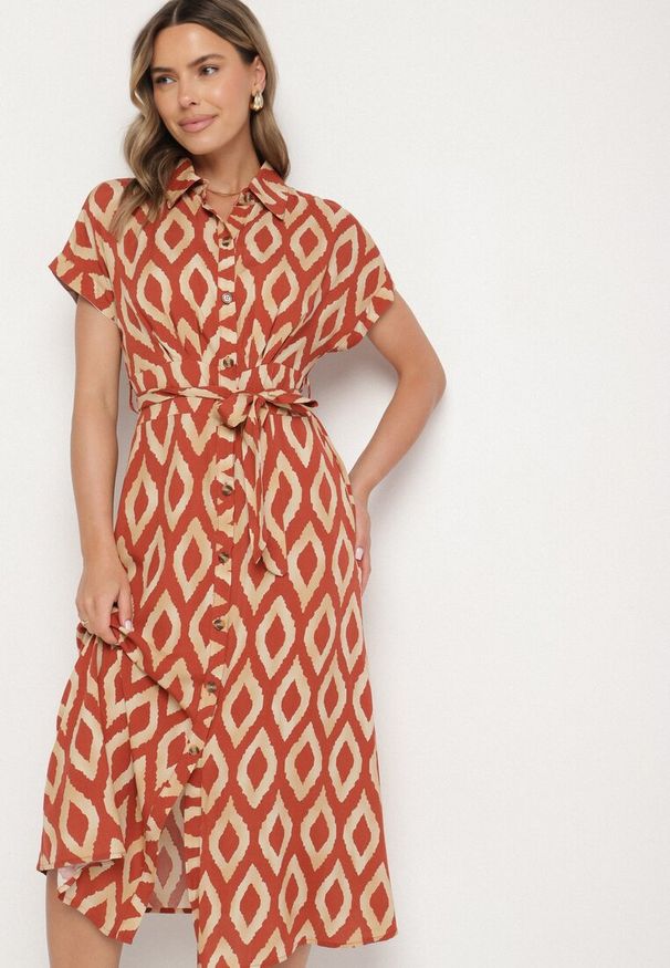Born2be - Pomarańczowa Wiskozowa Sukienka Koszulowa z Geometrycznym Wzorem Rallapea. Okazja: na co dzień. Typ kołnierza: kołnierzyk klasyczny. Kolor: pomarańczowy. Materiał: wiskoza. Długość rękawa: krótki rękaw. Wzór: geometria. Typ sukienki: koszulowe. Styl: casual, klasyczny, elegancki