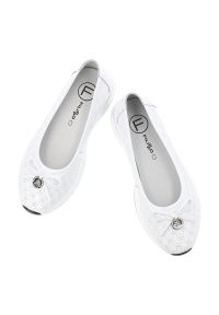 Półbuty damskie Filippo, cholewka ze skóry naturalnej perforowanej wsuwany fason z zabudowanym przodem na lekkiej podeszwie, białe, DP6718/26. Okazja: na co dzień. Kolor: biały. Materiał: skóra. Szerokość cholewki: normalna. Wzór: aplikacja, ażurowy. Styl: elegancki, klasyczny, casual #6