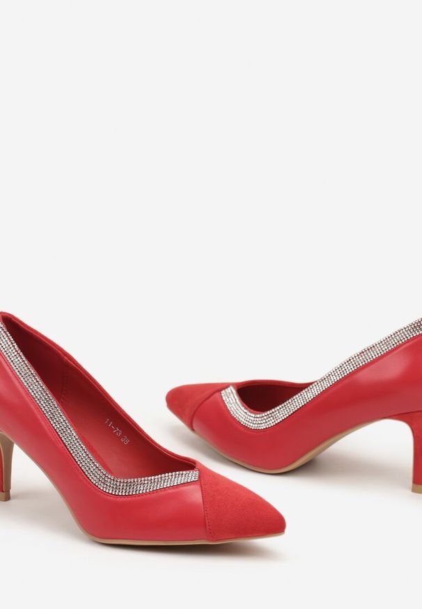 Renee - Czerwone Czółenka na Niskim Obcasie z Cyrkoniami i Wstawką z Ekozamszu Kaiven. Kolor: czerwony. Materiał: jeans. Obcas: na obcasie. Styl: elegancki. Wysokość obcasa: niski