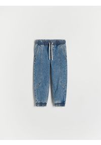 Reserved - Jeansy jogger - niebieski. Kolor: niebieski. Materiał: jeans #1