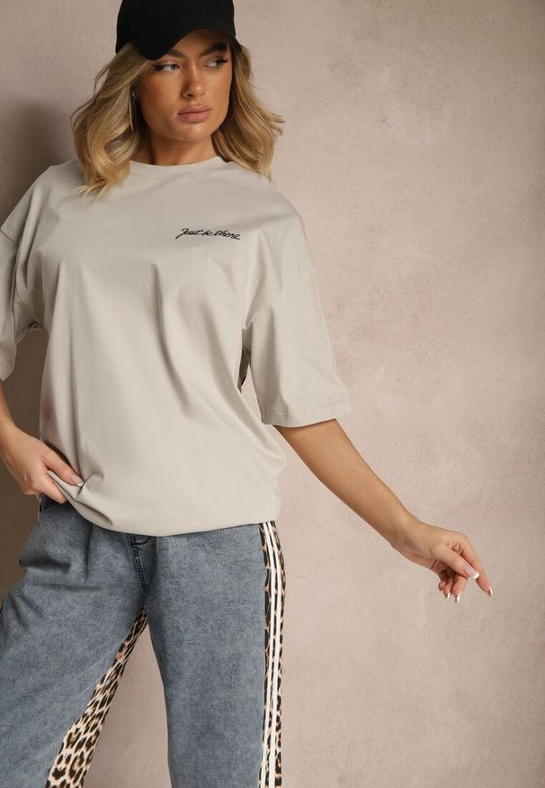 Renee - Beżowy T-shirt Koszulka z Bawełny Ozdobiona Nadrukiem i Napisem Just Be There Felena. Kolor: beżowy. Materiał: bawełna. Wzór: aplikacja, napisy, nadruk