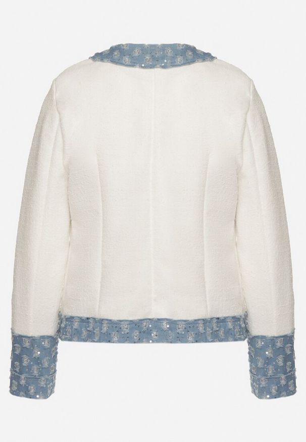 Born2be - Biało-Niebieska Pudełkowa Marynarka Zdobiona Tłoczonymi Wstawkami Ransira. Okazja: na co dzień. Kolor: biały. Materiał: jeans. Wzór: aplikacja. Styl: elegancki, casual