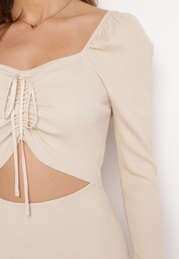 Born2be - Beżowa Sukienka Mini z Prążkowanego Materiału z Wycięciem i Wiązaniem Cerdosja. Kolor: beżowy. Materiał: prążkowany, materiał. Długość: mini