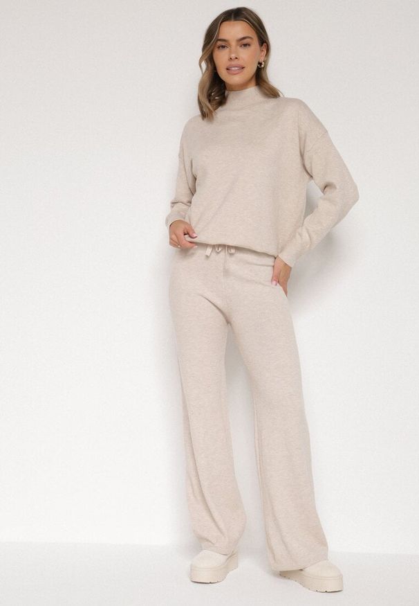 Born2be - Jasnobeżowy Klasyczny Dzianinowy Komplet z Wiskozą Szerokie Spodnie i Sweter Półgolf Reillena. Kolor: beżowy. Materiał: dzianina, wiskoza
