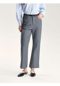 Reserved - Spodnie z ozdobnym paskiem - ciemnoszary. Kolor: szary. Materiał: tkanina. Wzór: gładki #1