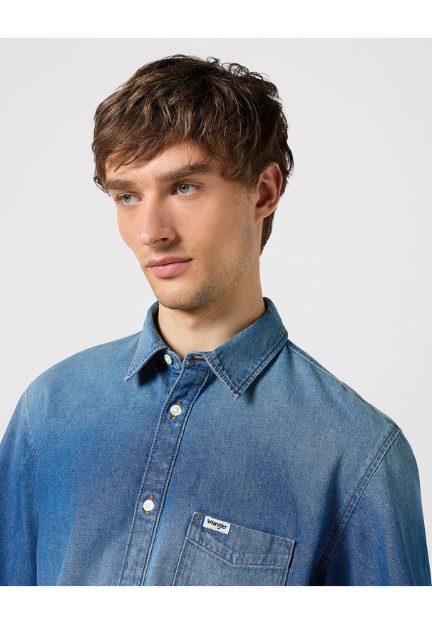 Wrangler - WRANGLER SS 1 PKT SHIRT MĘSKA KOSZULA JEANSOWA MID STONE 112350183 W5K0014179. Materiał: jeans