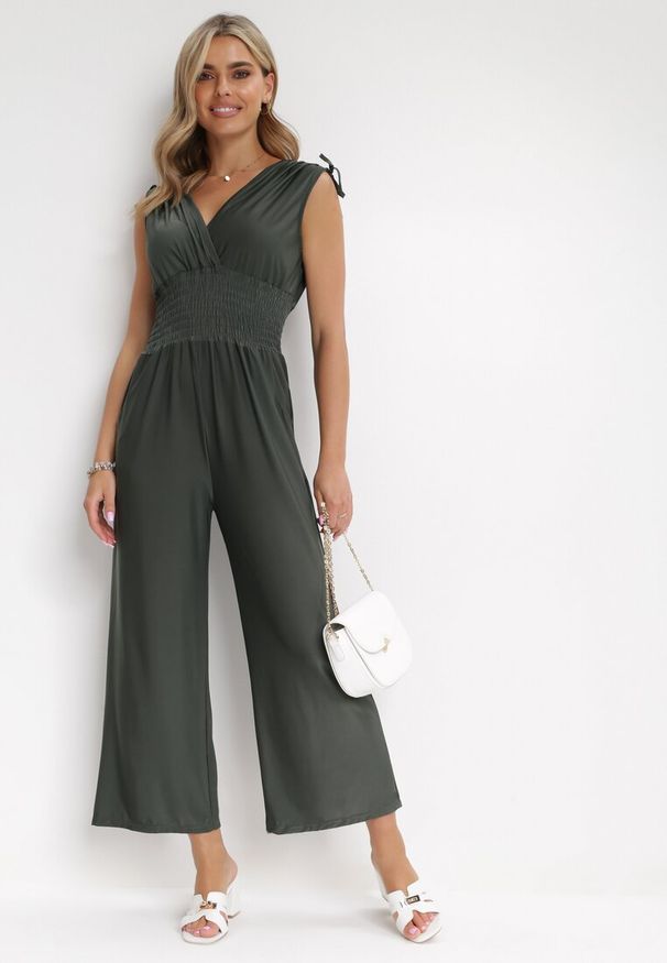 Born2be - Ciemnozielony Kombinezon bez Rękawów z Szeroką Gumką w Pasie Sanyah. Okazja: na co dzień. Kolor: zielony. Długość rękawa: bez rękawów. Długość: długie. Styl: casual