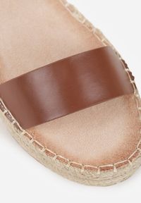 Renee - Brązowe Sandały VICES na Platformie z Plecionki z Szerokim Paskiem z Klamrą Jurelle. Okazja: na spacer. Zapięcie: klamry. Kolor: brązowy. Materiał: jeans, len. Wzór: haft. Sezon: lato. Obcas: na platformie. Styl: boho #6