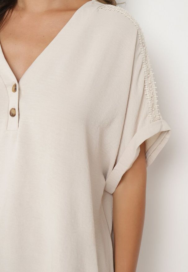 Born2be - Beżowa Bluzka z Dodatkiem Wiskozy z Ażurowymi Wstawkami i Guzikami przy Dekolcie Wimari. Okazja: na co dzień. Kolor: beżowy. Materiał: wiskoza. Wzór: ażurowy. Styl: casual, elegancki, klasyczny