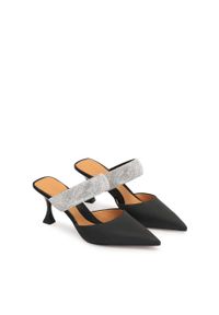 Kazar - Czarne klapki na obcasie z tkaniny. Kolor: czarny. Materiał: tkanina, syntetyk. Obcas: na obcasie. Styl: wizytowy, klasyczny, elegancki. Wysokość obcasa: średni #5