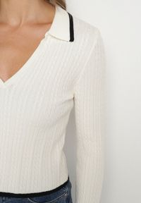Born2be - Beżowy Sweter z Wiskozą Ozdobiony Lamówką i Tłoczeniem Esmia. Okazja: na co dzień. Kolor: beżowy. Materiał: wiskoza. Wzór: aplikacja. Styl: klasyczny, casual #7