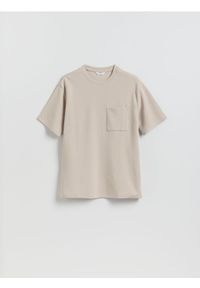 Reserved - Strukturalny t-shirt comfort fit - beżowy. Kolor: beżowy. Materiał: bawełna, dzianina #1