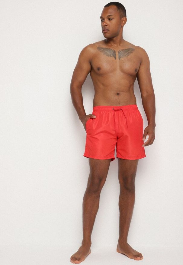 Born2be - Czerwone Klasyczne Kąpielówki Typu Szorty z Kieszeniami Aravie. Kolor: czerwony. Materiał: len